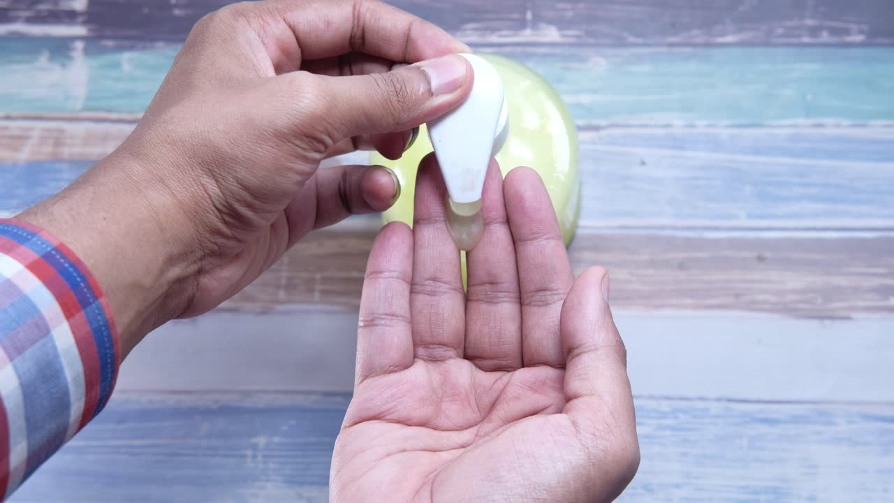 aplicación de desinfectante para las manos