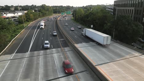 Concurrido-Tráfico-De-La-Autopista-Interestatal-77,-Charlotte,-Carolina-Del-Norte,-Drone-Aéreo