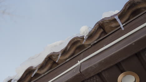 hielo en un techo en invierno