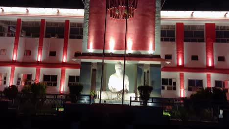 edificio del hospital militar con buda blanco desde un ángulo plano por la noche video tomado en delhi cant india el 02 de marzo de 2023