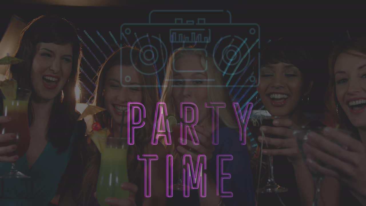 바에서 토스트를 만드는 미소 짓는 여성 친구들 위에서 분홍색으로 파티 시간 텍스트의 애니메이션