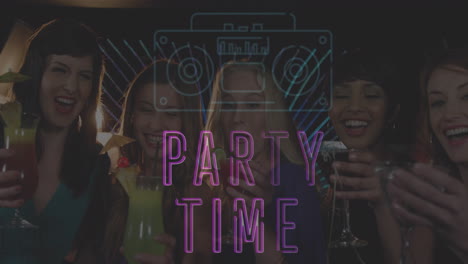 animación del texto de la fiesta en rosa sobre amigas sonrientes haciendo tostadas en el bar