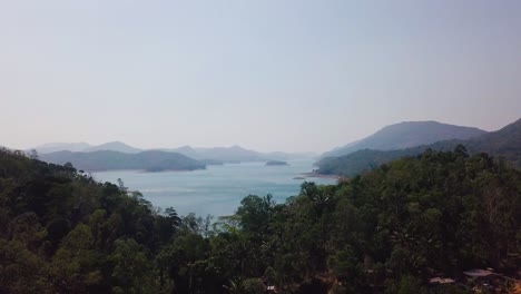 vista aérea de drones de montañas, lagos y bosques en kerala, idukki