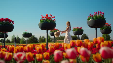 Una-Mujer-Desconocida-Moviéndose-Rápido-En-Un-Hermoso-Jardín-Florecido-En-Cámara-Lenta.