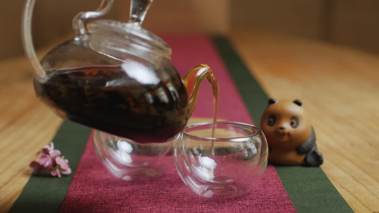 유리 컵 에 차 를 부는 것