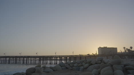 Zeitraffer-Von-Wellen,-Die-In-Den-Strand-Von-Ventura-Pier-Im-Südlichen-Kalifornien-Von-Ventura-County-Stürzen