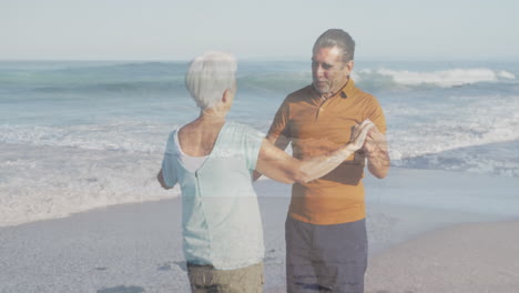 animación de luz brillante sobre el retrato de una feliz pareja de mayores bailando a la orilla del mar