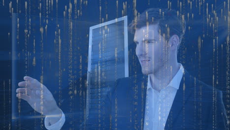 animación del procesamiento de datos sobre el hombre de negocios en la sala de servidores