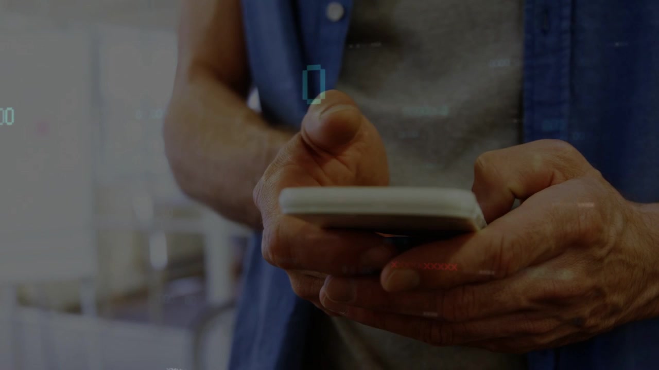 Pravý palec klepe, ruce drží bílý telefon a prochází aplikací se zeleným překrytím pro zobrazení dat.