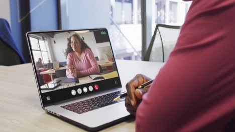 Afroamerikanischer-Mann-Nutzt-Laptop-Für-Videoanrufe,-Mit-Geschäftskollegen-Auf-Dem-Bildschirm