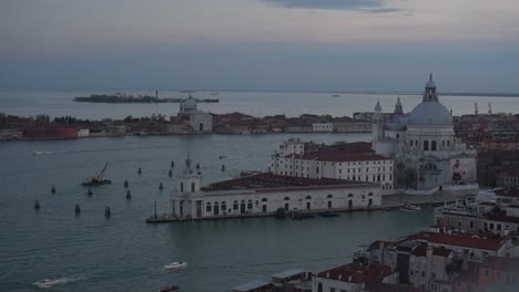 Ein-Panoramablick-Auf-Die-Insel-Venedig-Bei-Sonnenuntergang,-Mit-Booten,-Die-Durch-Ihre-Kanäle-Fahren