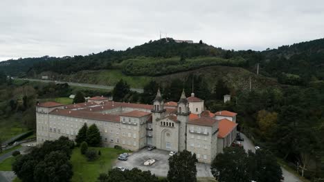 drone dolly a la entrada principal del seminario católico escuela religiosa en nuestro sentido