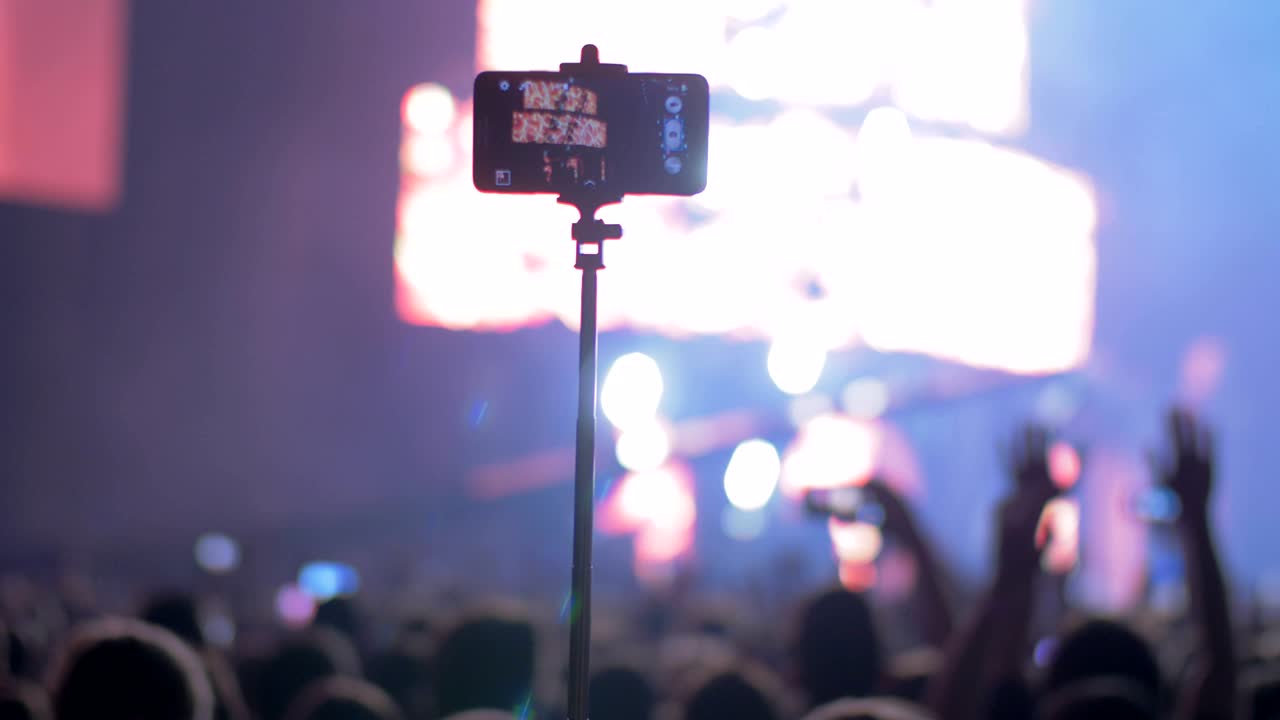 grabando un video con un teléfono inteligente en el concierto