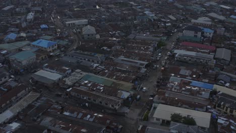 ciudad al anochecer nigeria drone 08