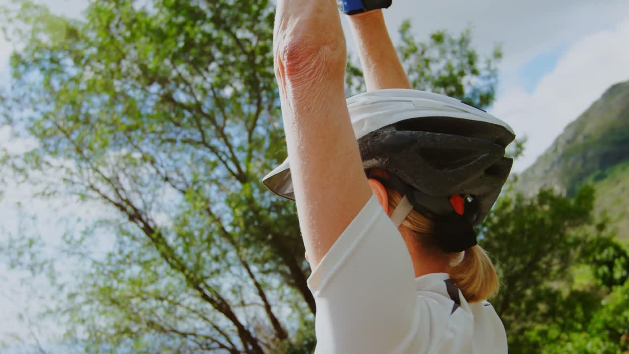 ciclista sénior haciendo ejercicio en el campo 4k