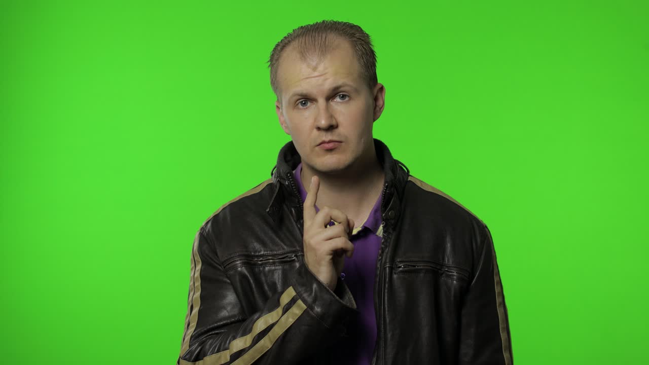 hombre de rock que tiene una idea inteligente, hablando inspirado por un nuevo pensamiento creativo, feliz de encontrar una solución