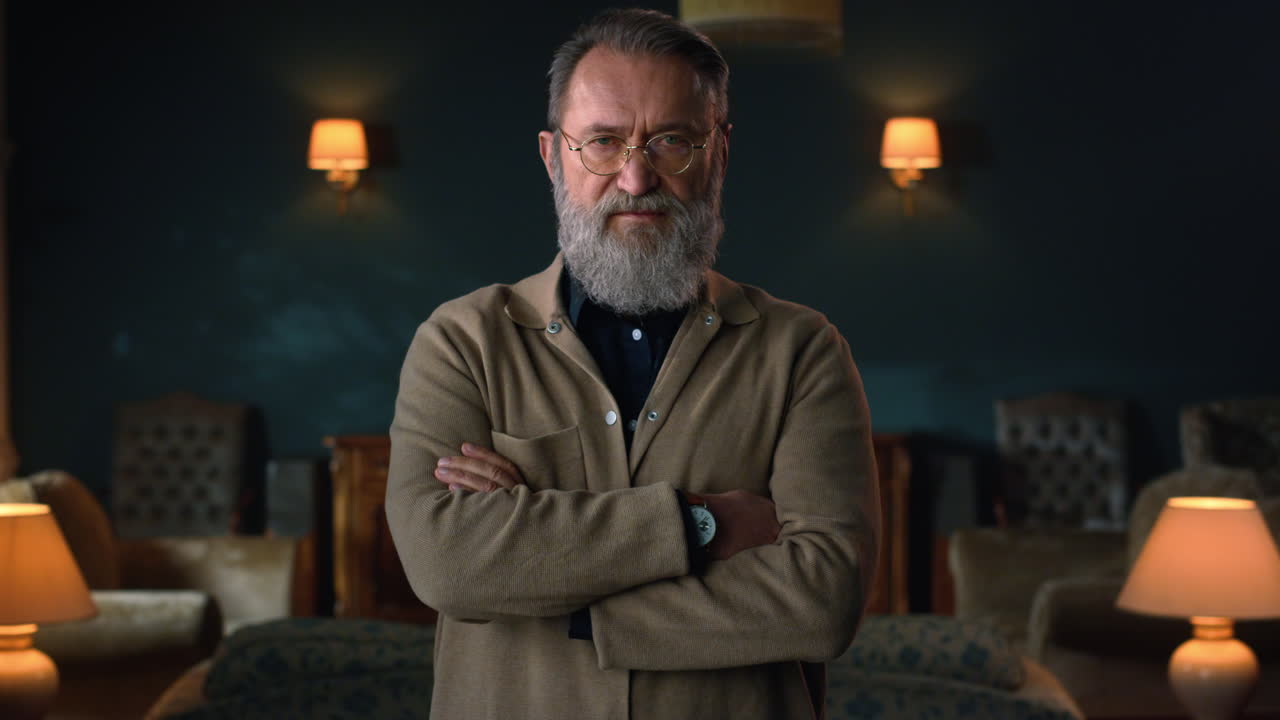 retrato de un hombre mayor. un viejo hombre de negocios buscando cámara en un interior clásico