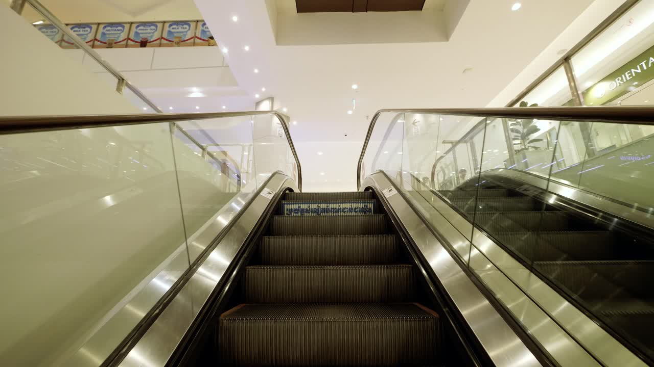 escaleras mecánicas en un centro comercial moderno