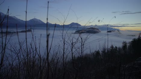 Bled-Eslovenia-Capturada-Al-Amanecer-En-La-Naturaleza-Con-Hermosas-Montañas-Y-Paisajes-Cubiertos-De-Niebla-Y-Agradables-Colores-Dorados-Filmados-En-Movimiento-Dinámico-Con-Una-Cámara-En-Un-Gimble