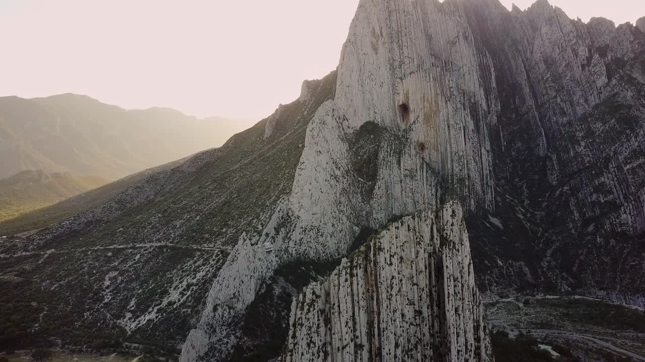 Aerea - Canyon de la Huasteca vicino a Monterrey, Messico, inquadratura ampia ascendente.
