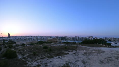 Malta,-Girando-Un-Video-De-Lapso-De-Tiempo-De-La-Isla-Manoel,-Que-Muestra-Las-Ciudades-De-Sliema,-Ta-Xbiex-Y-Valletta-Durante-La-Puesta-De-Sol