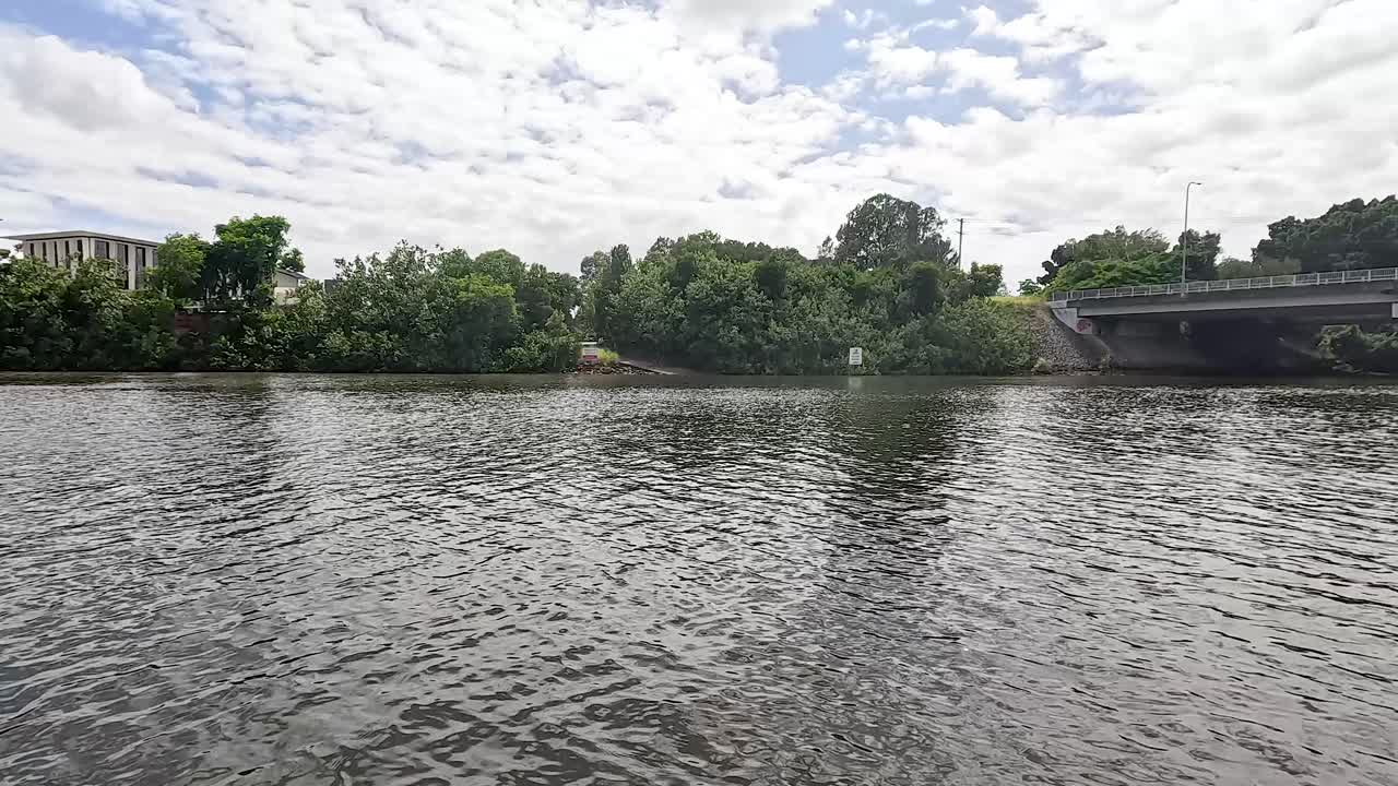 velocidades de jet ski a lo largo de la vista panorámica del río