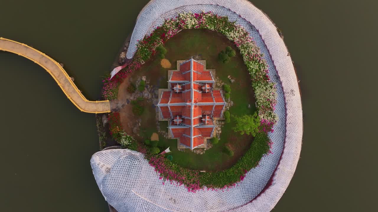 Panorama aéreo de un templo resplandeciendo bajo los cálidos colores del amanecer