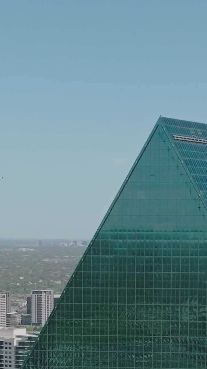 O horizonte de Dallas mostra um edifício emblemático com um céu limpo