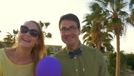 una pareja feliz disfrutando de un agradable paseo por un balneario tropical.