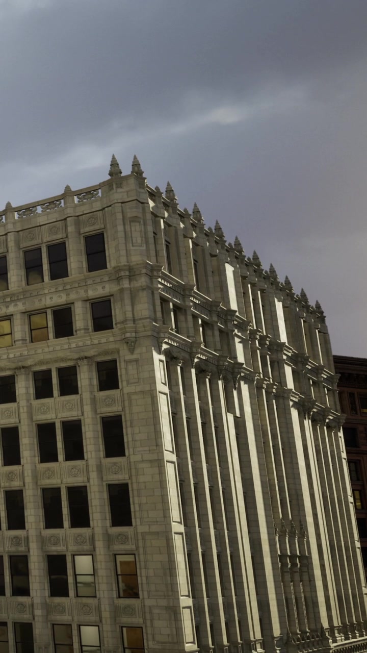 Edifício antigo contra o céu nublado no centro da cidade durante a tarde.