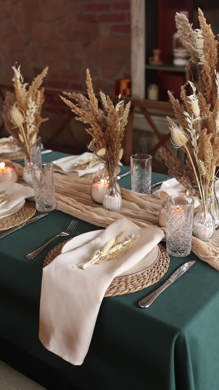 Meja Makan yang Ditata Elegan dengan Rumput Pampas dan Lilin Menyala