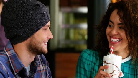 una pareja tomando un batido en un pub.