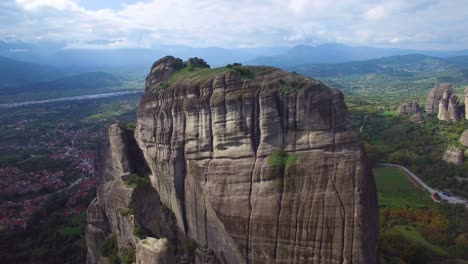 Hermosa-Antena-Sobre-Las-Hermosas-Formaciones-Rocosas-De-Meteora,-Grecia-1