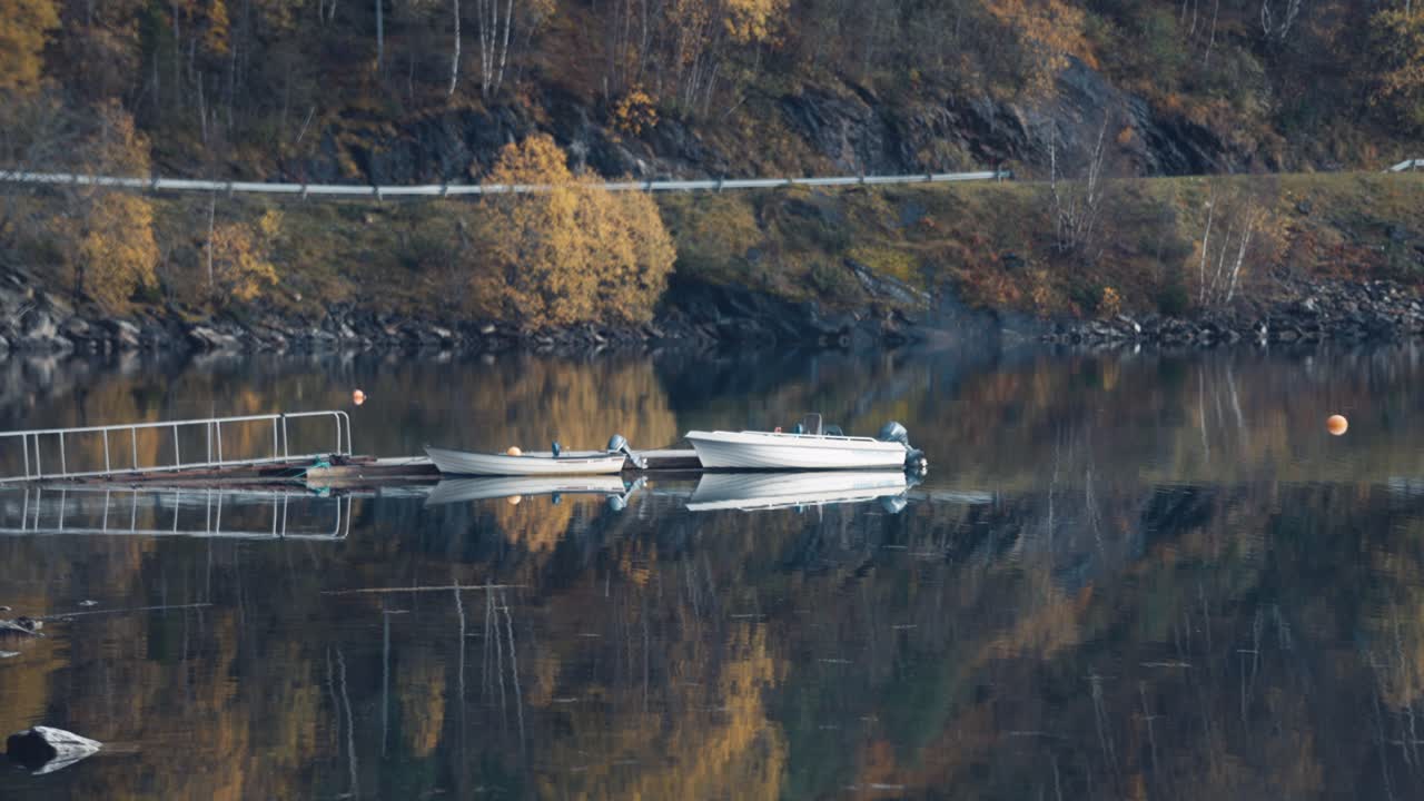 호수의 작은 선착장에 있는 두 척의 배
