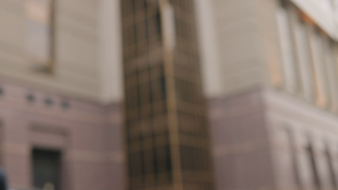 крупный план афроамериканского бизнесмена и кавказской бизнесвумен, пожимающих друг другу руки на улице осенью