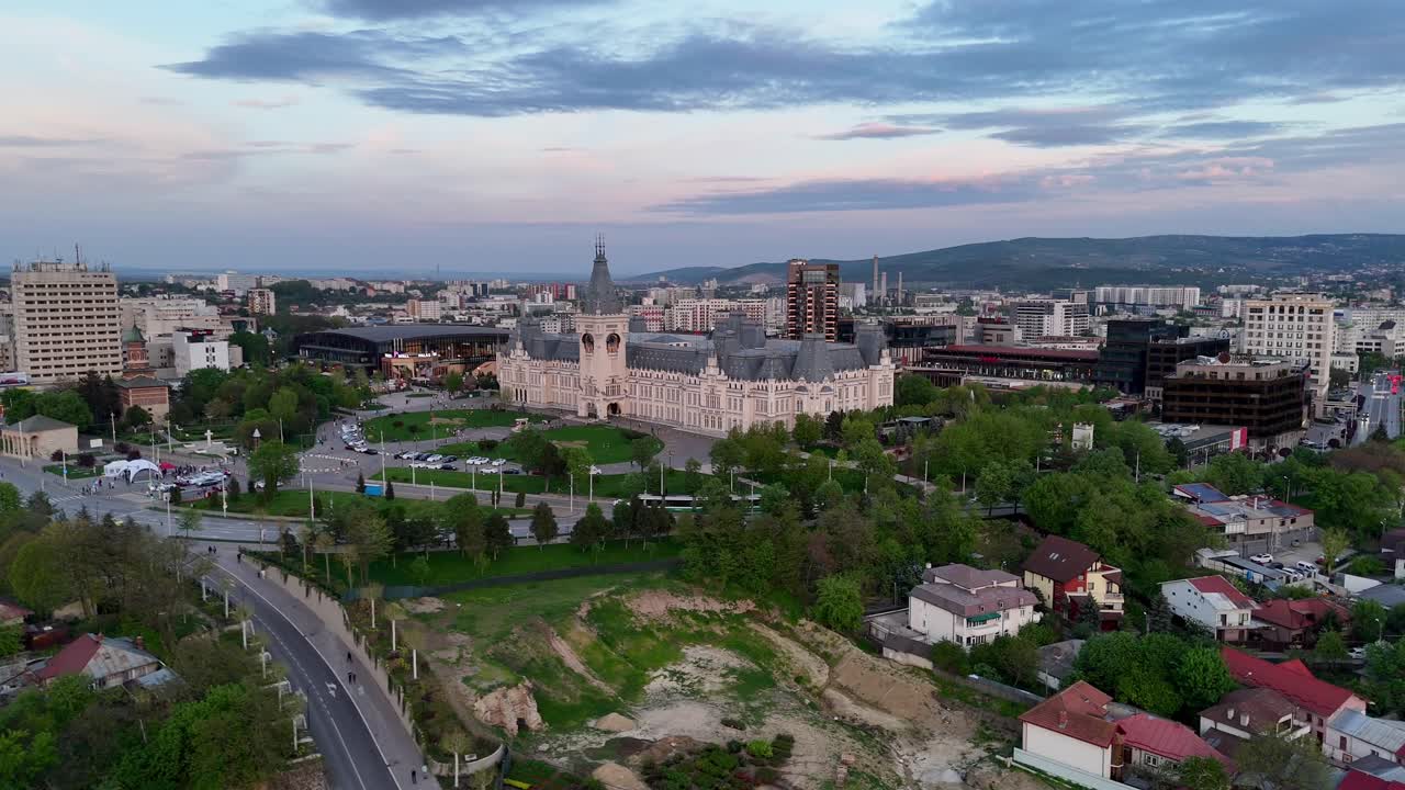 vista desde un avión no tripulado del palacio de la cultura desde la capital de moldavia, iasi, rumania