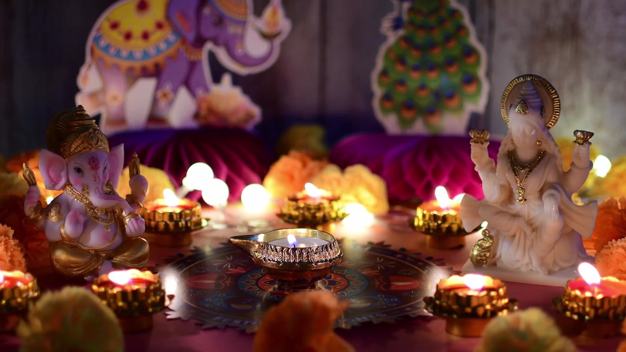 Decorazioni del festival Diwali con Ganesha e candele accese