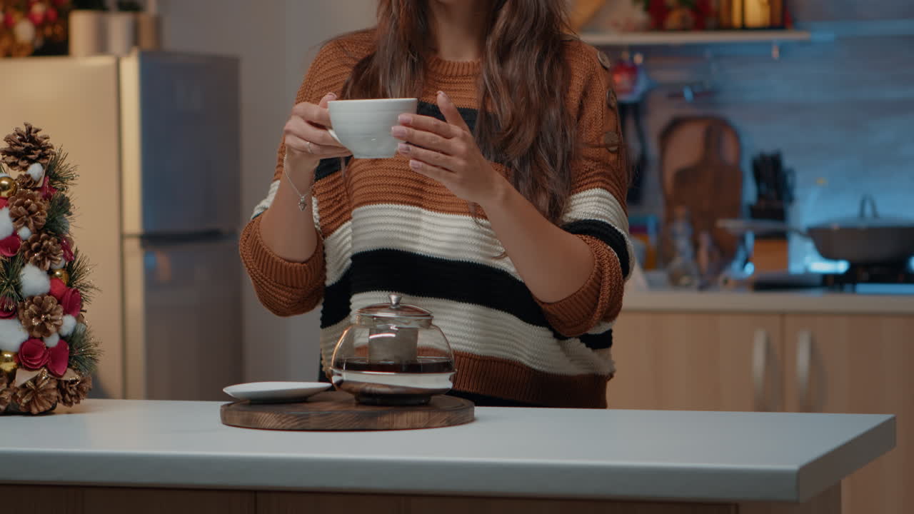 mujer disfrutando de una taza de té caliente mientras piensa en la familia