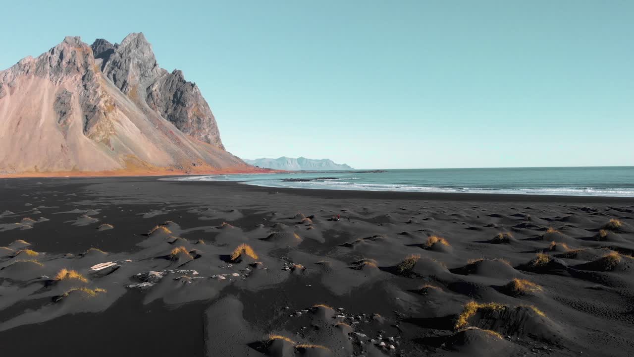 pico de la montaña vestrahorn por encima de la playa de arena negra y la bahía del mar, islandia