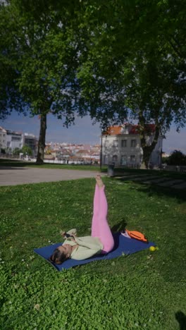 mujer practicando yoga en un parque