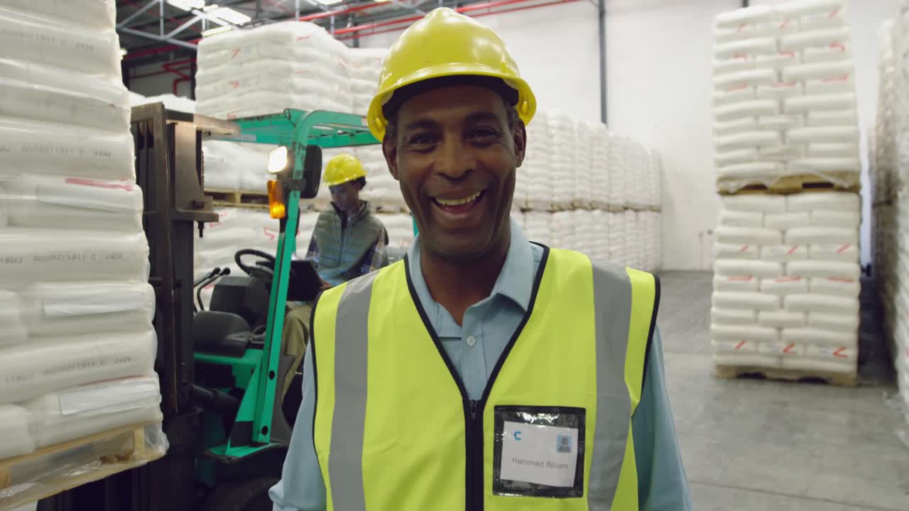 Lavoratore uomo in un magazzino