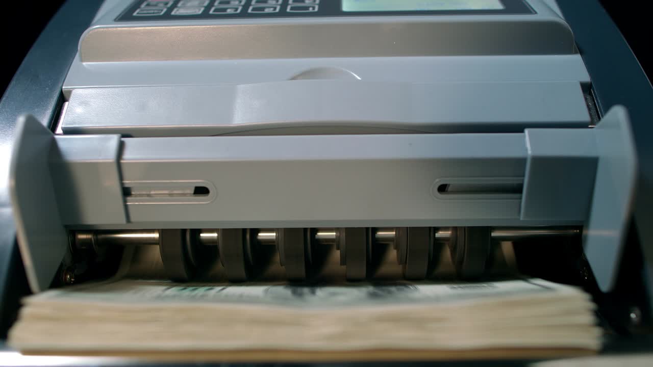 돈을 계산하는 기계. 현금 돈 작업. 우리에게 달러 지폐를 계산