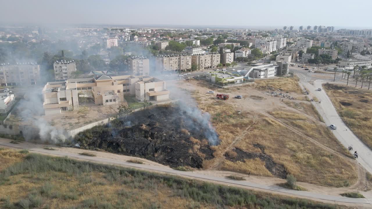 Campo in fiamme nella città di Netivot, Distretto Meridionale di Israele.
