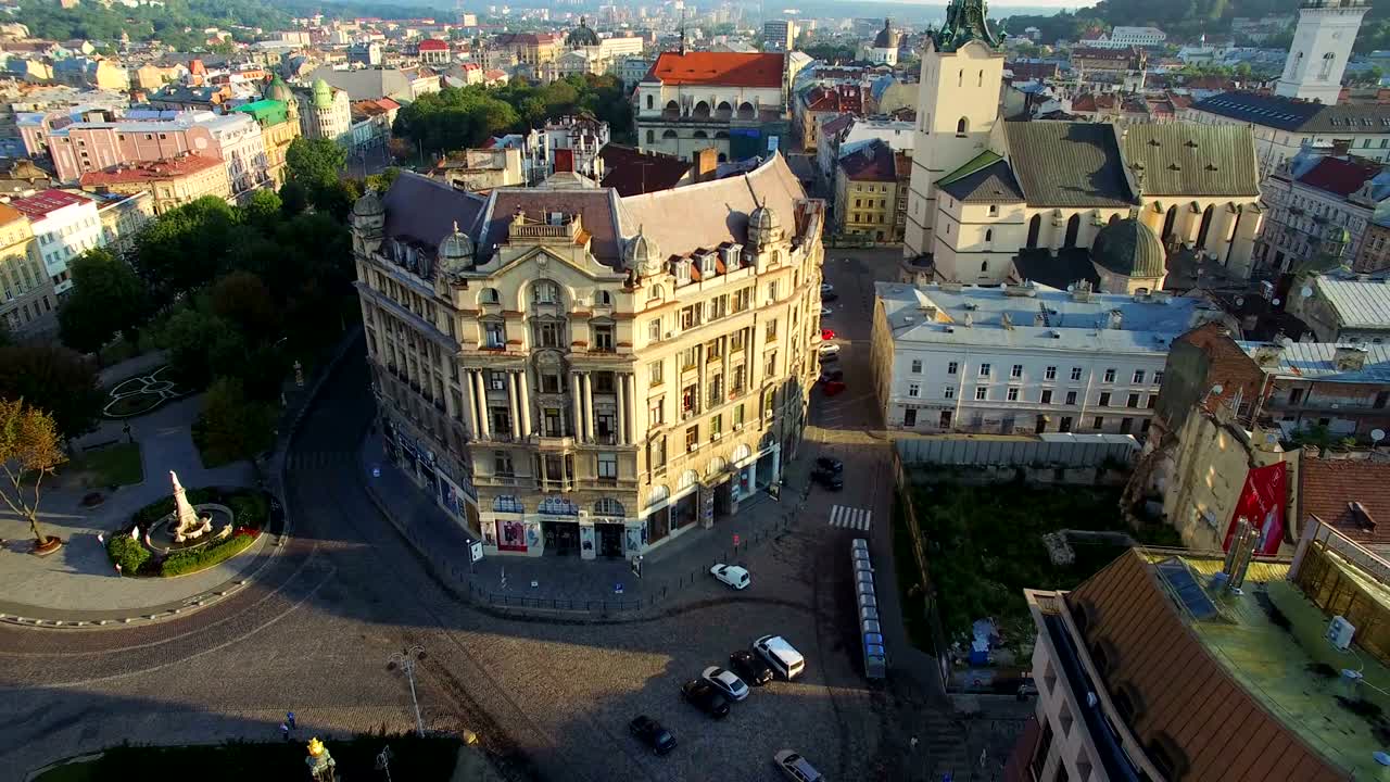 에어리 올드 시티 (lviv old city) 는 도시의 중심부, 책의 집이다.