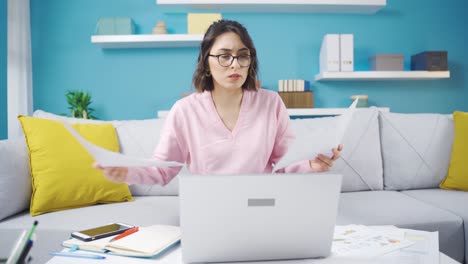 Mujer-Joven-Estresada-Que-Sufre-Presión-Laboral.