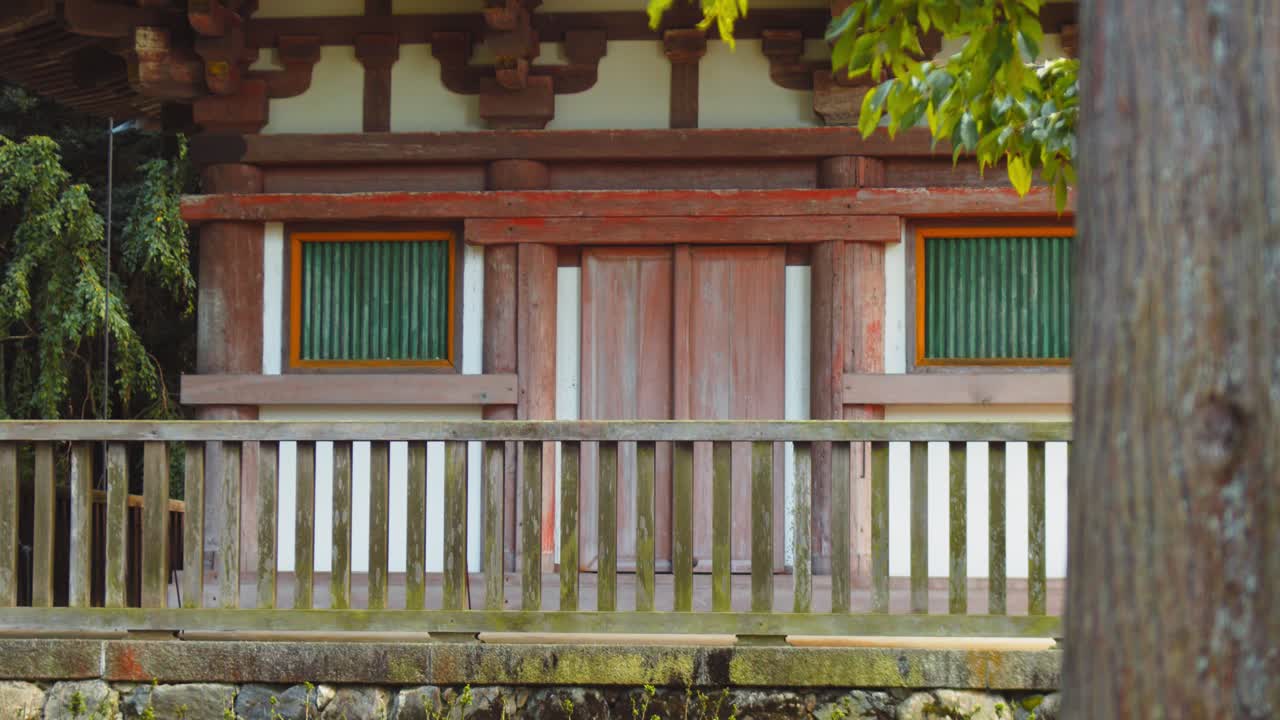 일본 교토에 있는 오래된 신사의 슬라이드 샷, 일본 4k 슬로우 모션