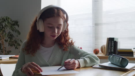 una adolescente que estudia en casa