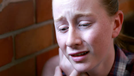 Colegiala-Triste-Sentada-Sola-En-La-Escalera