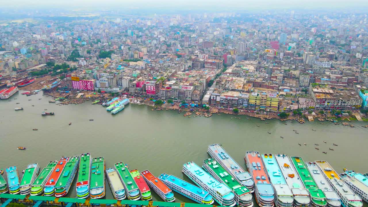 Vista Aérea de Daca, Bangladesh: Porto Fluvial Movimentado com Numerosos Barcos e Navios