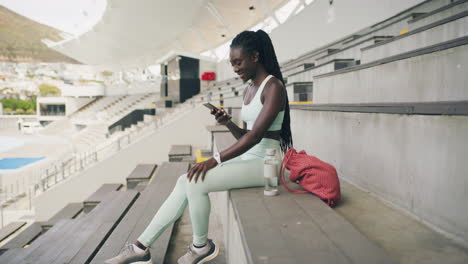 Afrikanische-Sportlerin-überprüft-Benachrichtigungen